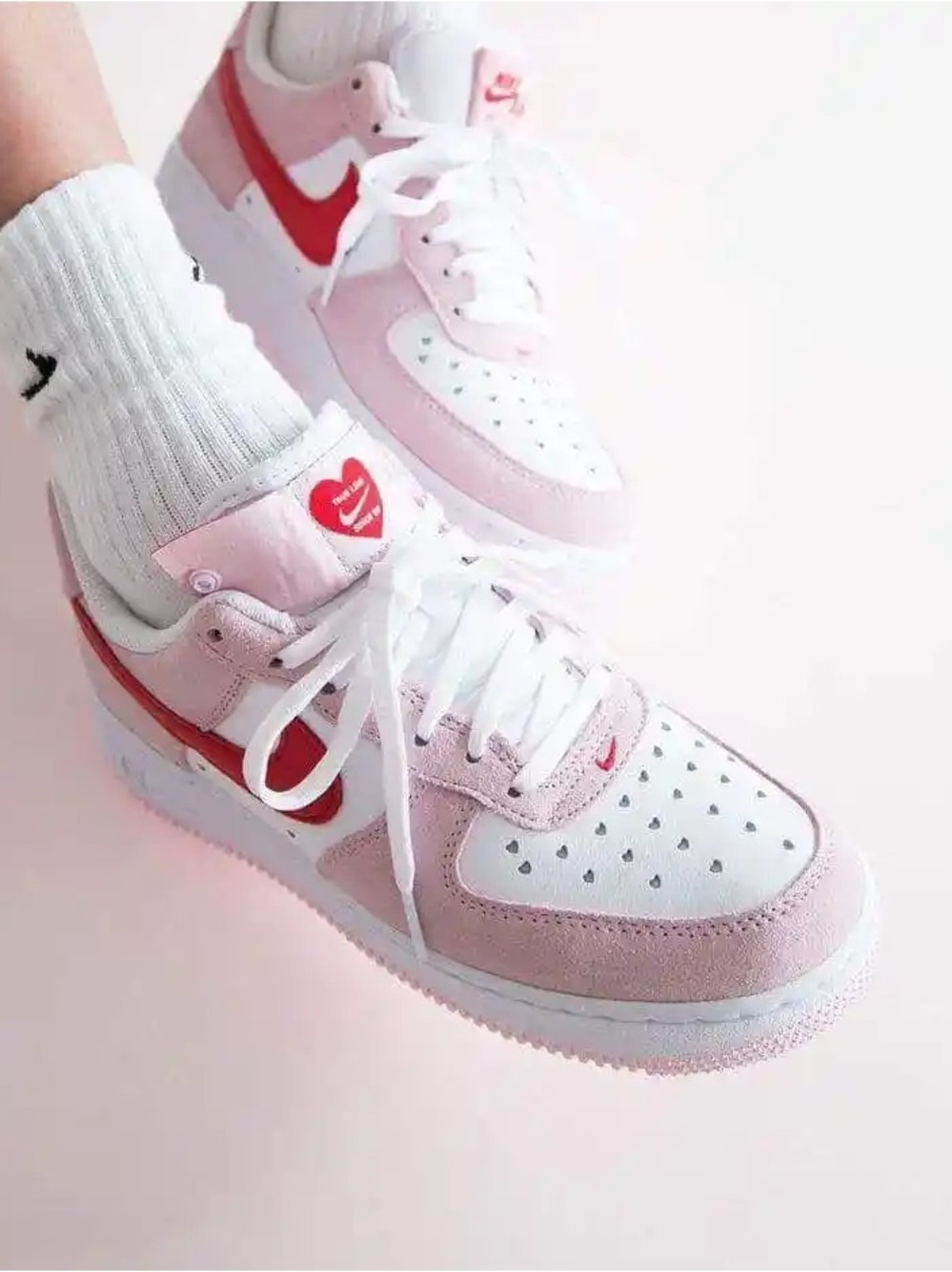 Nike Air Force Ones: Low Qs ‘07 Valentines Day Drop